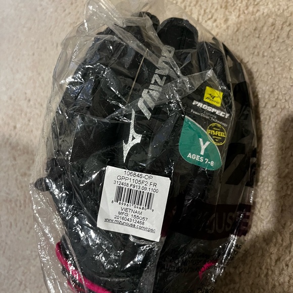 New Mizuno Black 11” Glove LHT - Picture 2 of 5